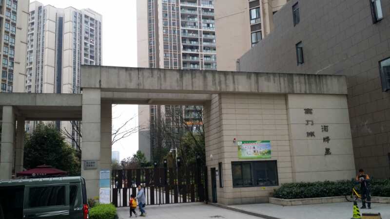 重庆大学城河畔里谢女士住